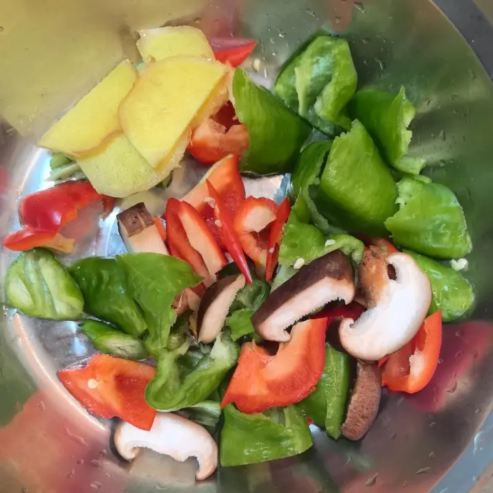 牛肝菌炒腊肉 第 2 步