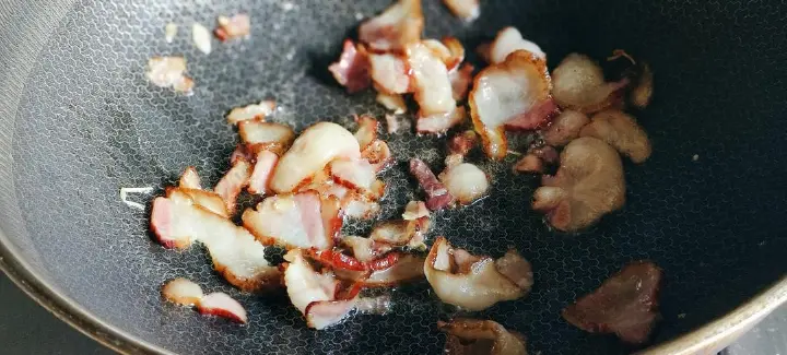烟熏腊肉炒糯米笋 第 3 步