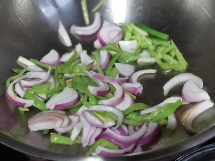 青椒洋葱炒牛肉丝 第 3 步