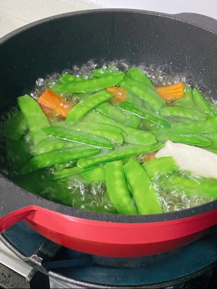 瘦肉杏鲍菇炒荷兰豆 第 4 步