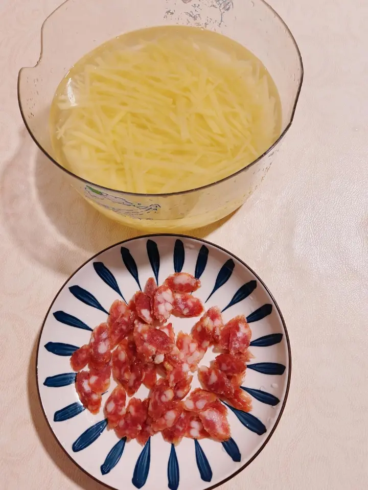 土豆丝炒腊肠 第 2 步
