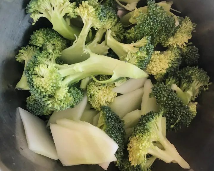 蒜蓉藕片西兰花 第 1 步
