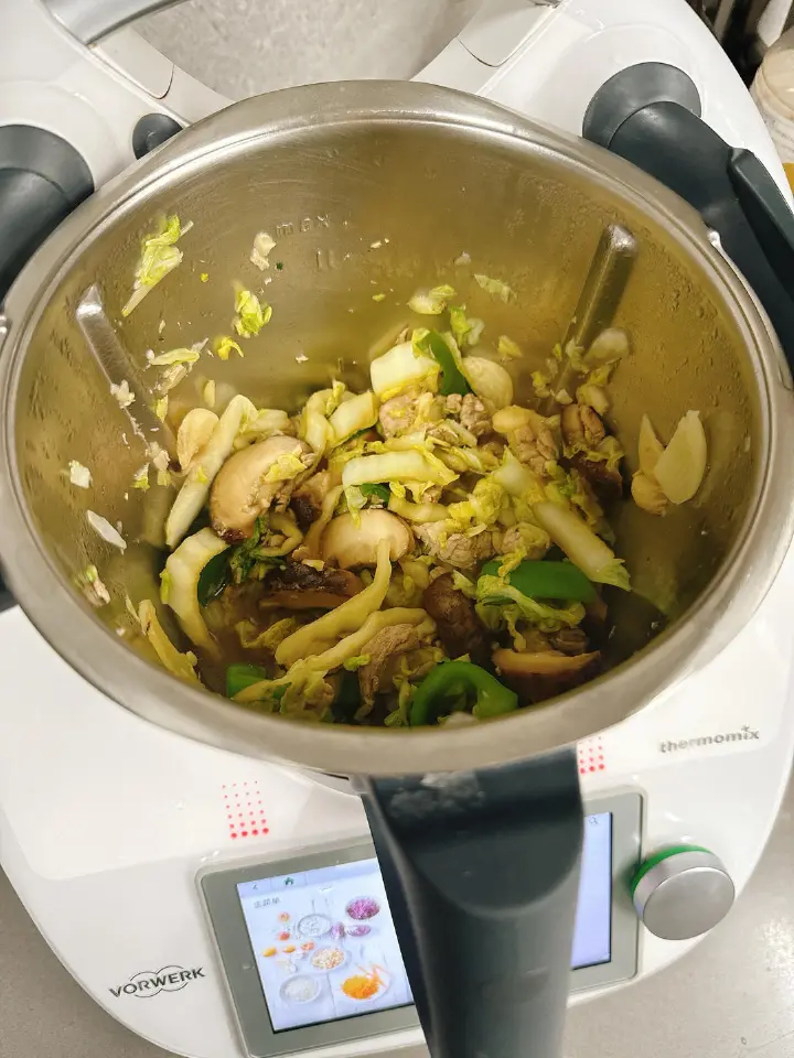 白菜香菇炒肉丝 第 6 步