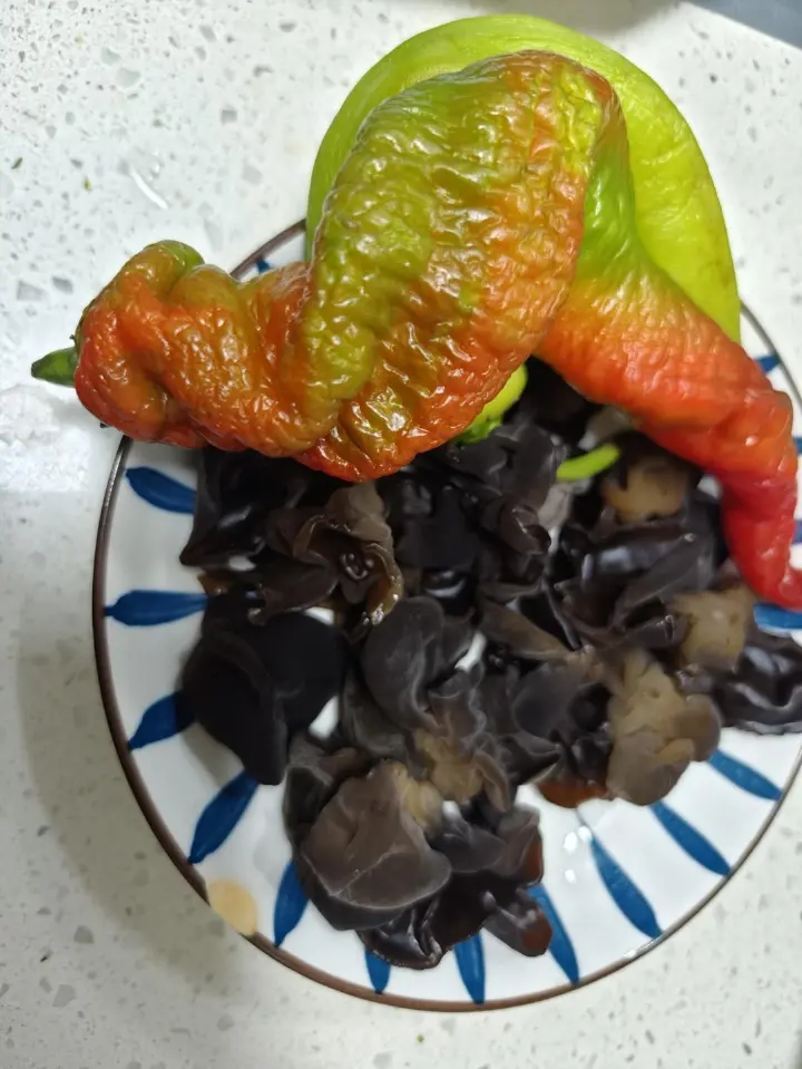 辣椒木耳炒鸡蛋 第 1 步