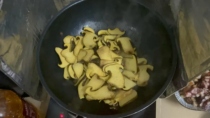 青椒牛肝菌炒腊肉 第 5 步
