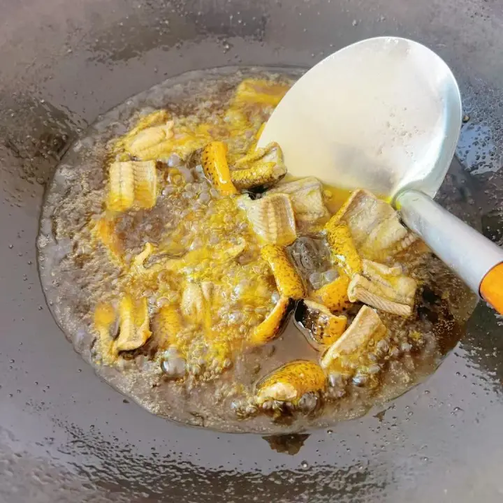 干锅炝鳝鱼段 第 6 步