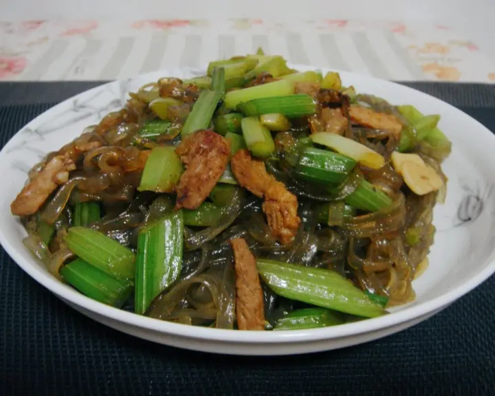 芹菜炒粉条 第 3 步