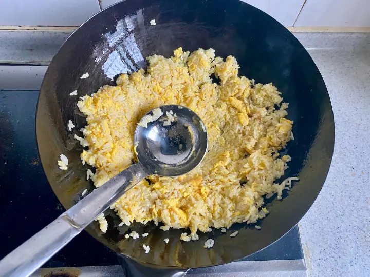 火腿肠蛋炒饭 第 5 步