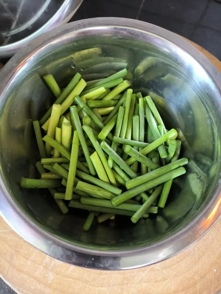 蒜薹炒肉 第 1 步
