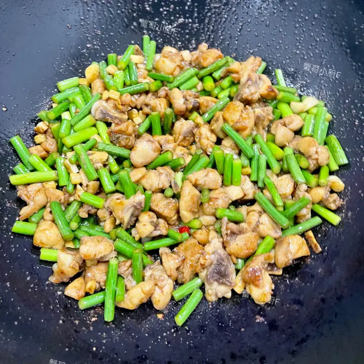 蒜苔炒鸡块 第 7 步