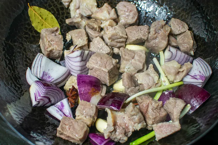 西红柿土豆炖牛腩 第 6 步