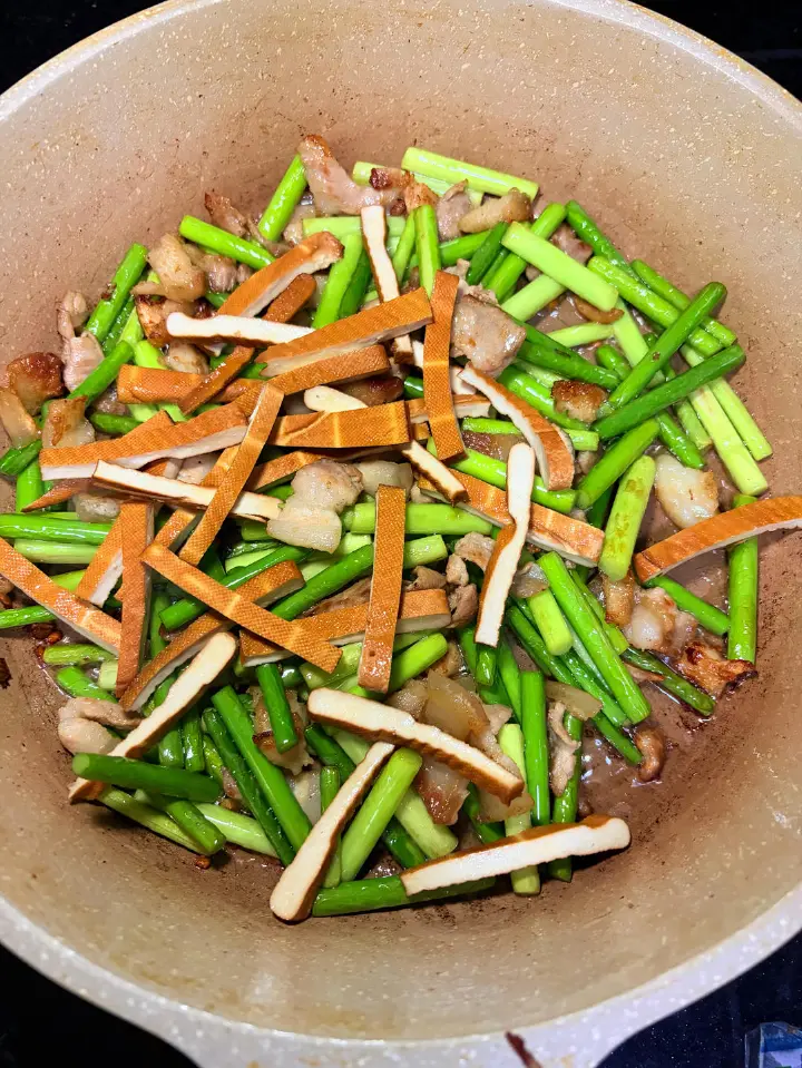 蒜苔五花肉炒豆干 第 8 步