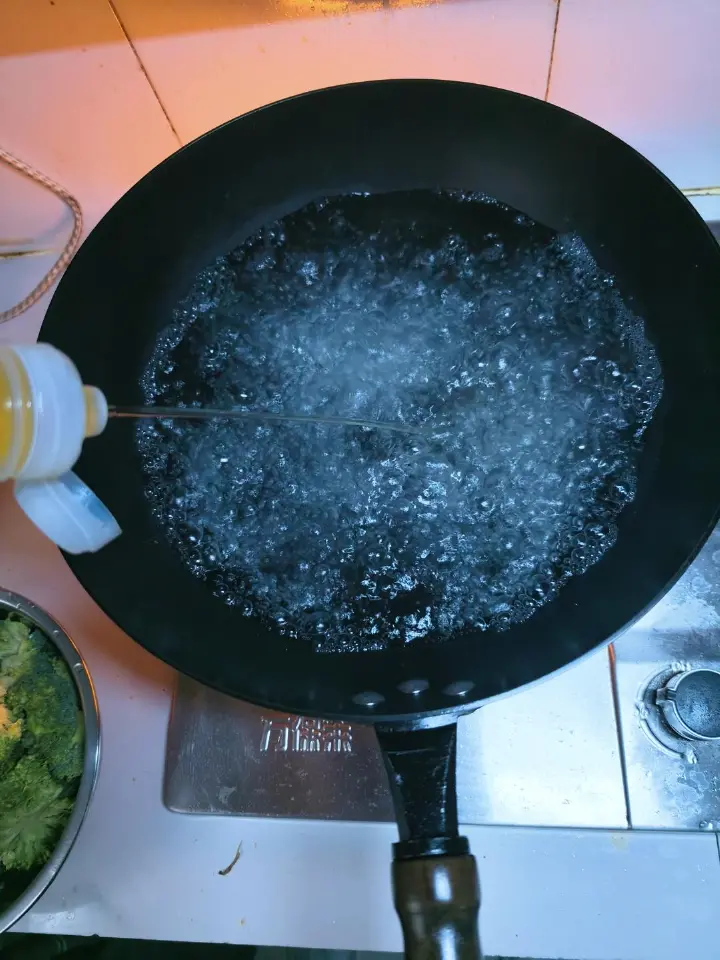 虾仁炒西兰花 第 6 步