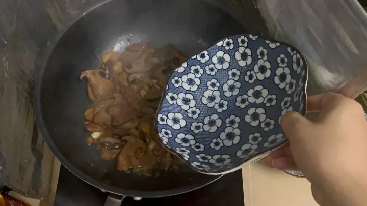 青椒牛肝菌炒腊肉 第 7 步