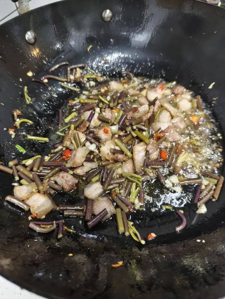 藠头蕨菜炒五花肉 第 5 步