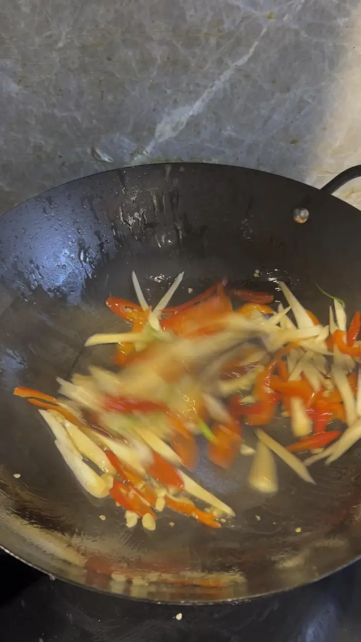 杏鲍菇芹菜炒肉丝 第 4 步