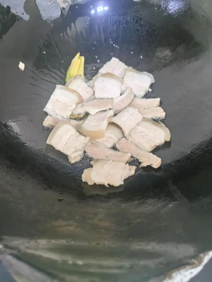 洋葱青椒炒五花肉 第 3 步