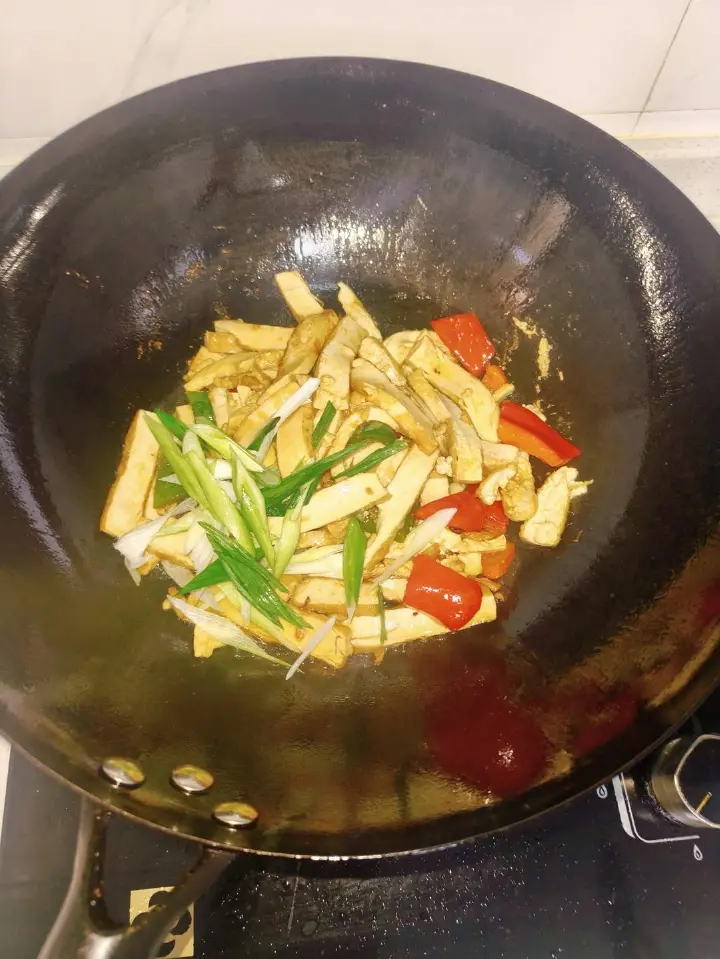 彩椒炒豆腐干 第 6 步