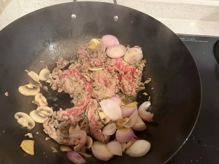 口蘑炒牛肉片 第 2 步