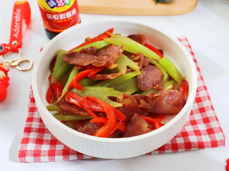 芹菜炒腊肠成品图