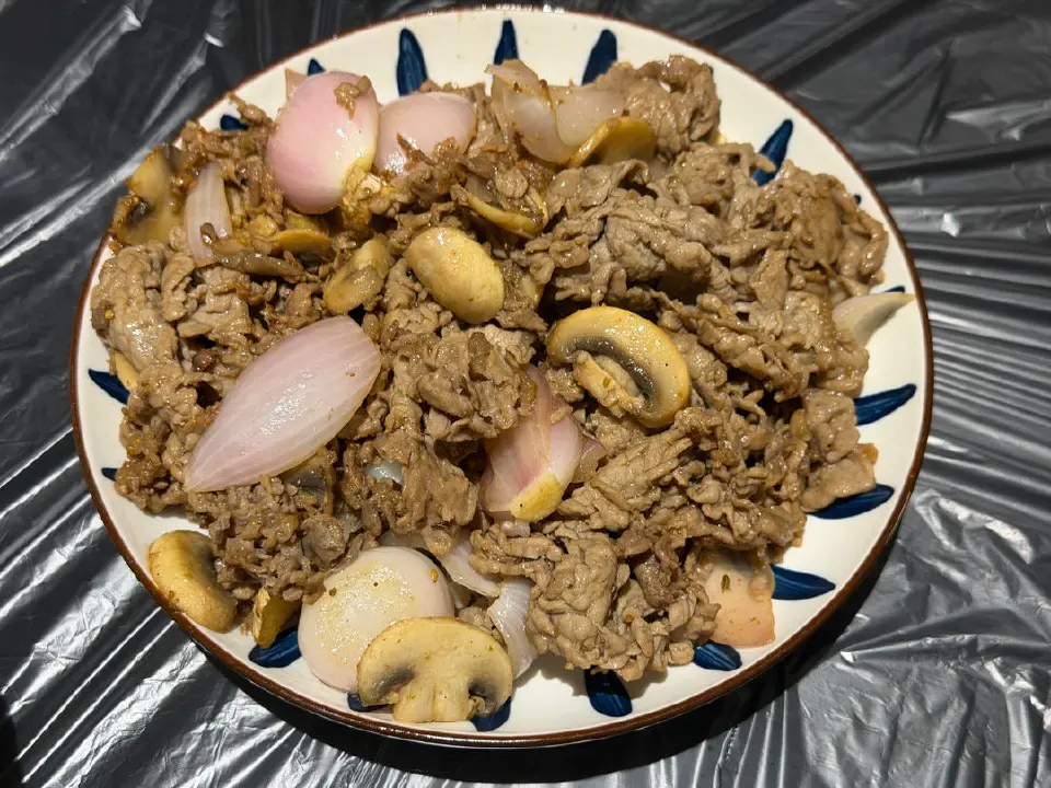 口蘑炒牛肉片成品图