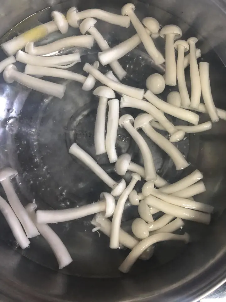海鲜菇炒肉丝 第 4 步