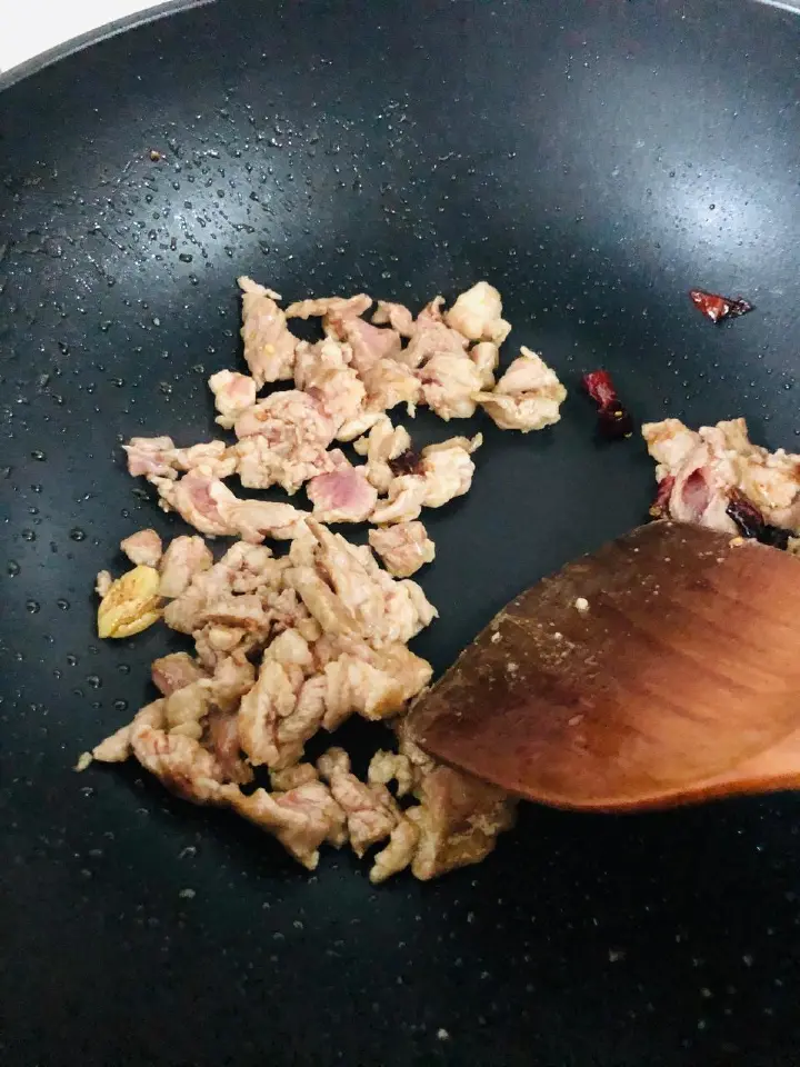 芹菜香干炒肉 第 3 步