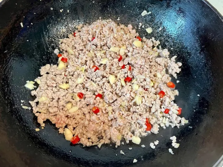 酸菜肉末 第 4 步