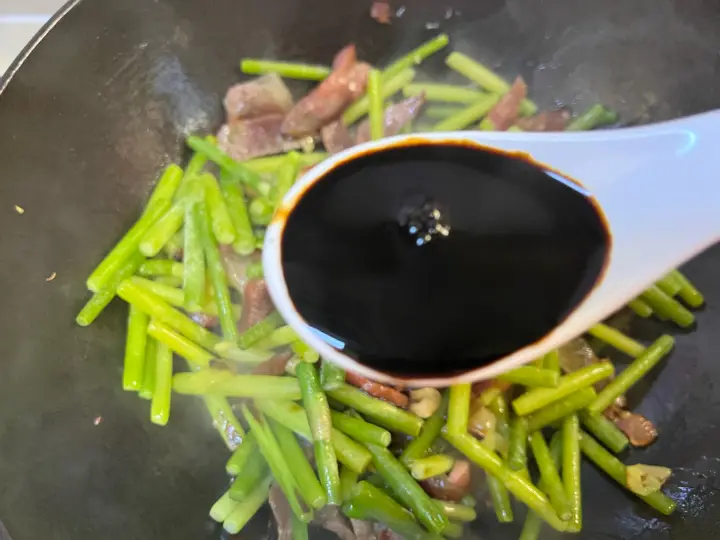 蒜苔腊肠焖面 第 8 步