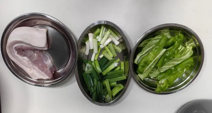 辣椒蒜苗炒肉 第 1 步