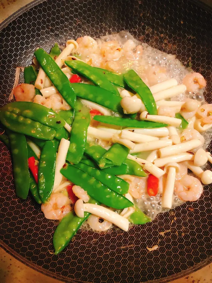 海鲜菇荷兰豆炒虾仁 第 6 步