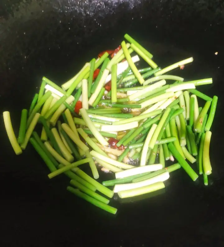 蒜苔炒肉 第 3 步