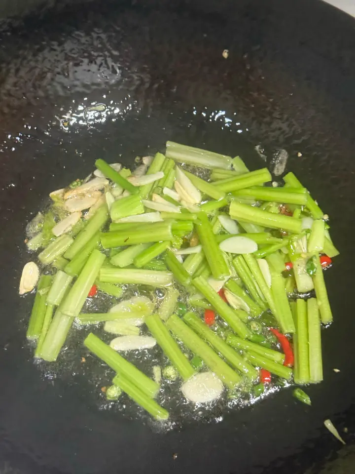 杂菌香芹炒青椒 第 6 步