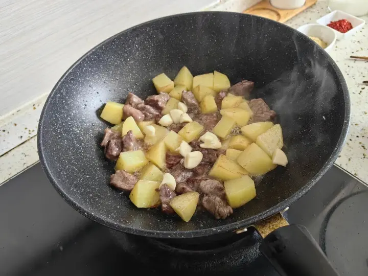 干锅土豆牛肉粒 第 6 步