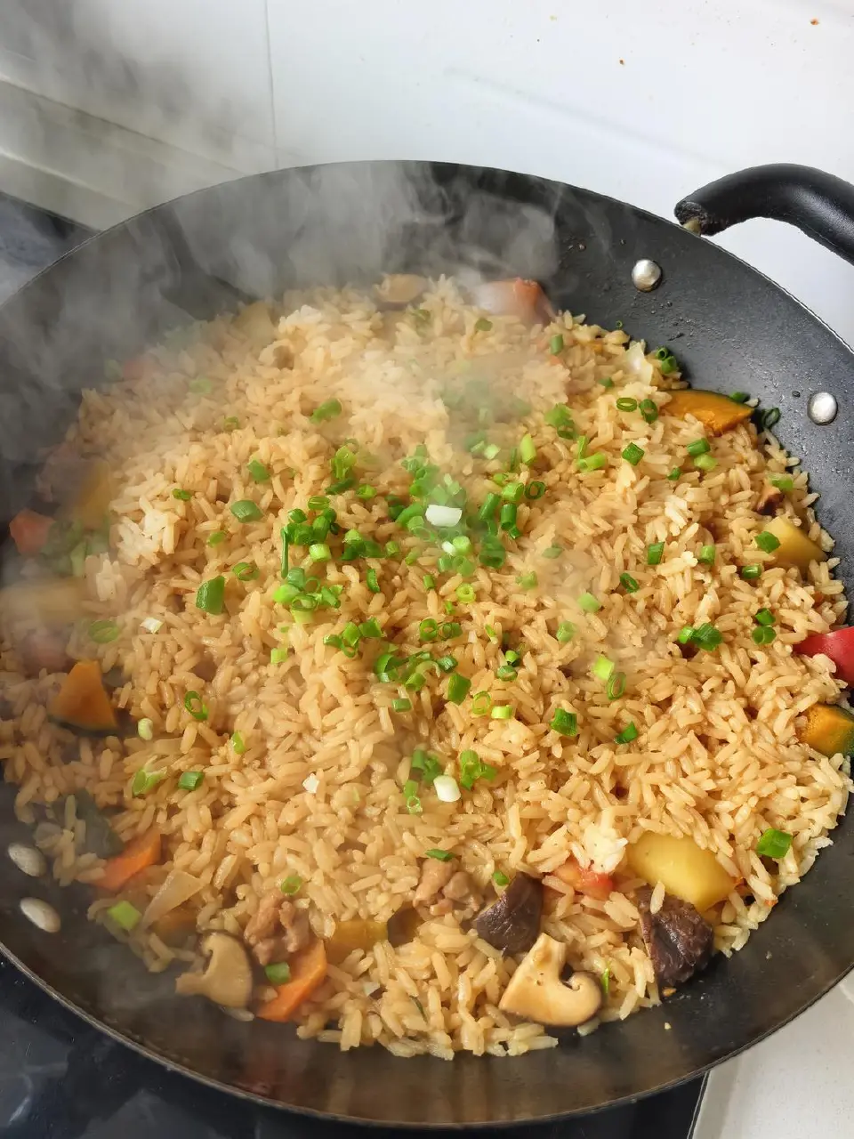 家常鸡肉蔬菜烩饭成品图