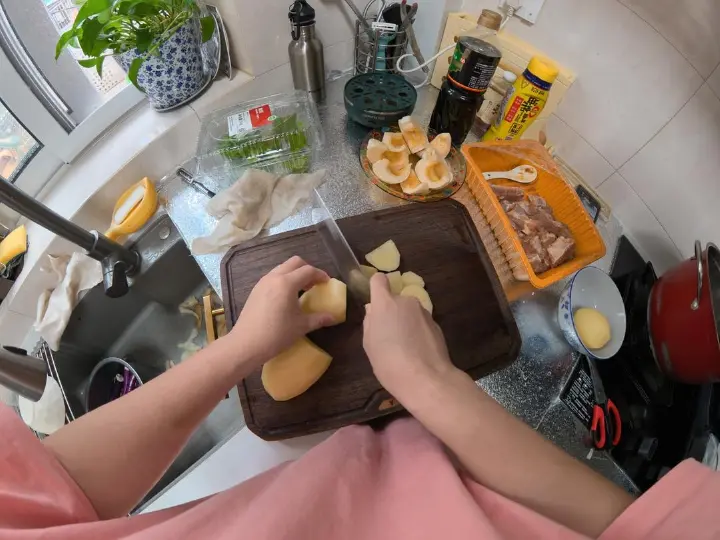 电饭锅地三鲜焖面 第 3 步