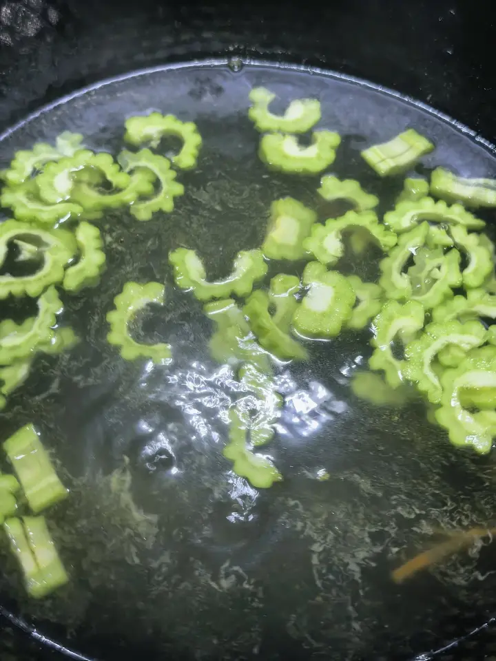 苦瓜茄子金枪鱼凉拌苦荞面 第 2 步