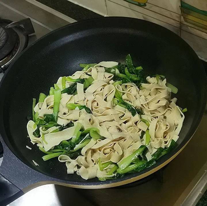千张炒鸡毛菜 第 6 步