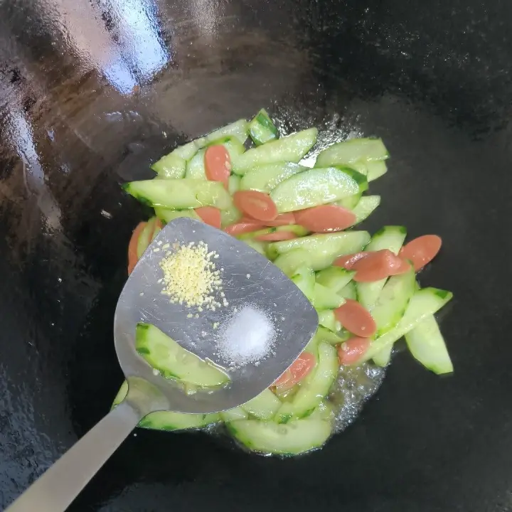 黄瓜炒火腿肠 第 3 步