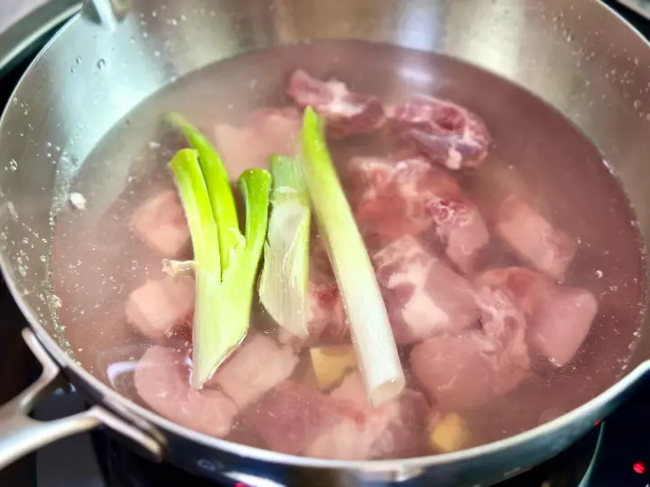 红焖排骨贴饼子 第 2 步