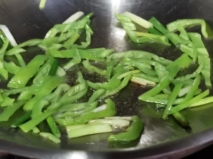 青椒洋葱炒牛肉丝 第 2 步