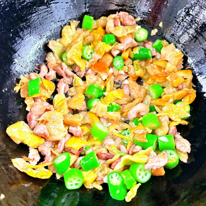 秋葵肉丝炒脆皮黄瓜 第 5 步