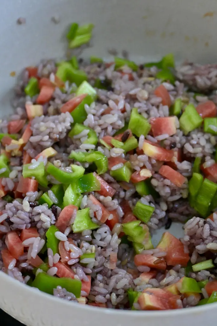 三文鱼鸡蛋炒三色藜麦饭 第 6 步