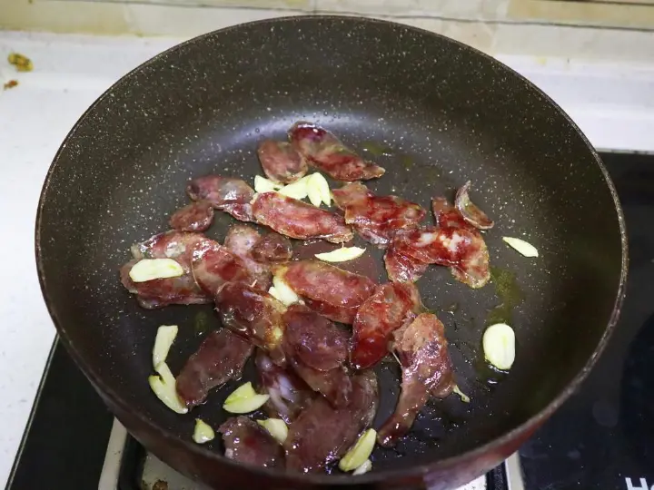 芹菜炒腊肠 第 5 步