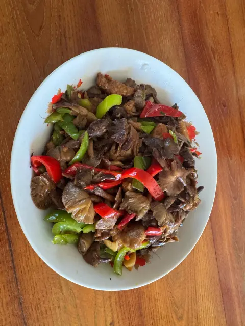 辣椒炒鲜榛蘑
