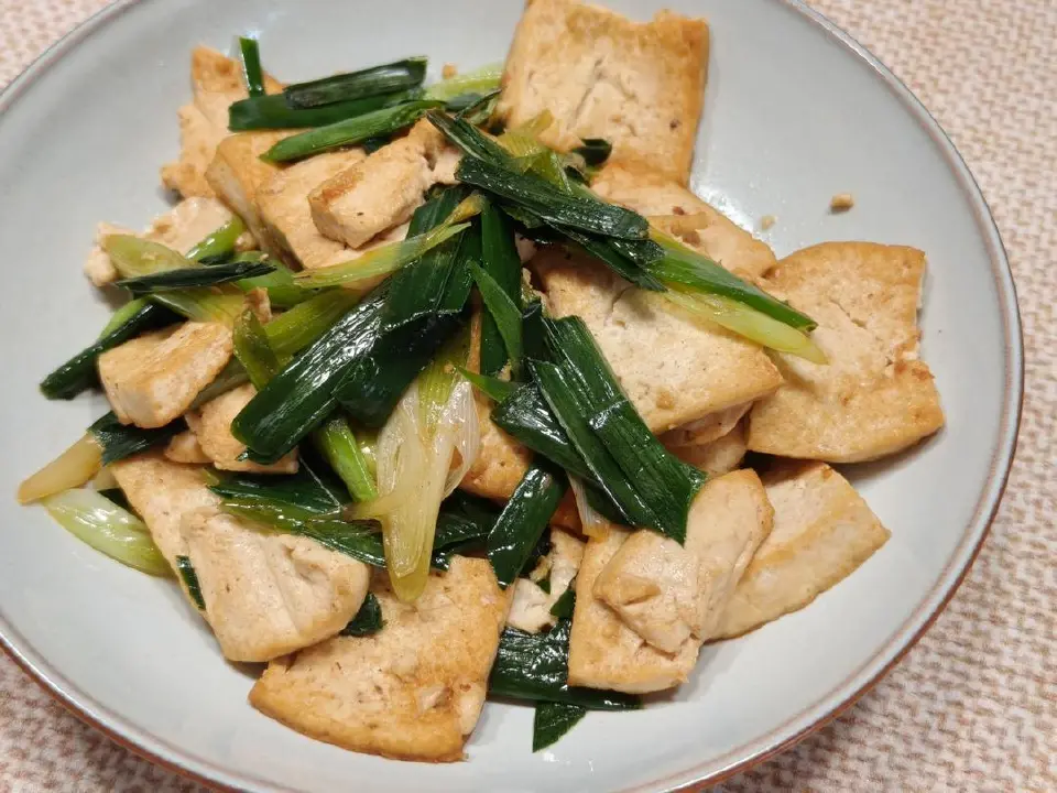 蒜苗煎豆腐成品图