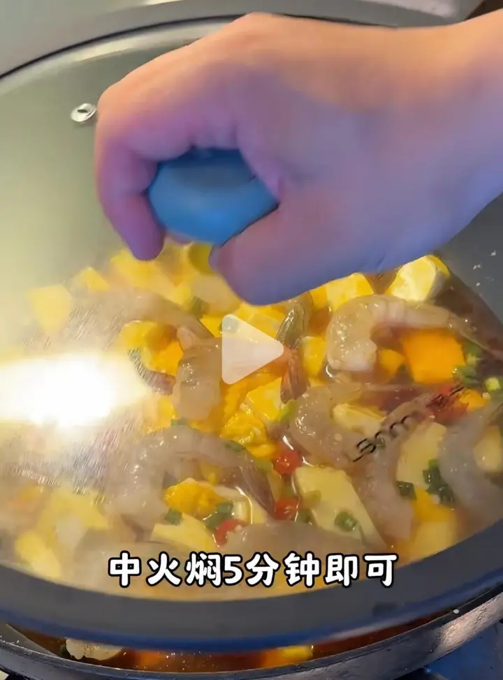 虾仁豆腐抱蛋 第 6 步