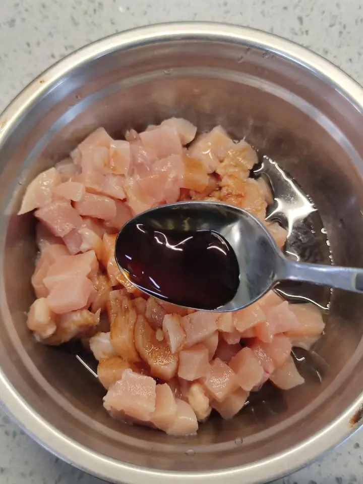 香辣鸡胸肉拌饭 第 3 步