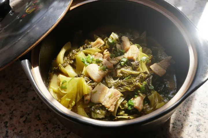 酸菜炖五花肉 第 11 步