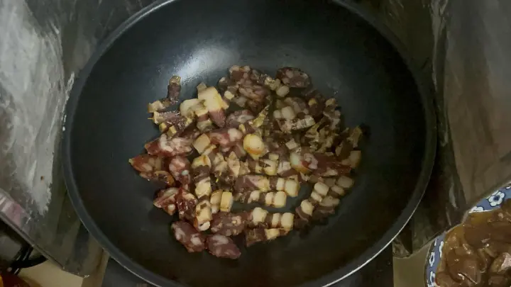 青椒牛肝菌炒腊肉 第 11 步